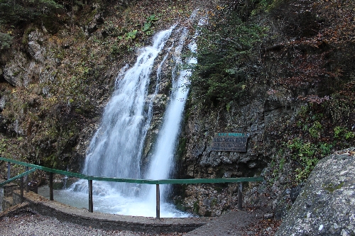 Urlaub in Bușteni: Kleiner Wasserfall in der Nähe von Bușteni