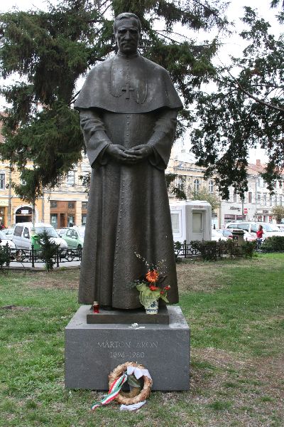 Bishof Márton Aron - vor der Michaelskirche in Cluj-Nopoca
